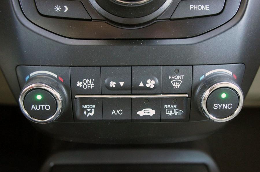 Детали интерьера Acura RDX (TB3/4) 2012 года  (фото 24 из 122)